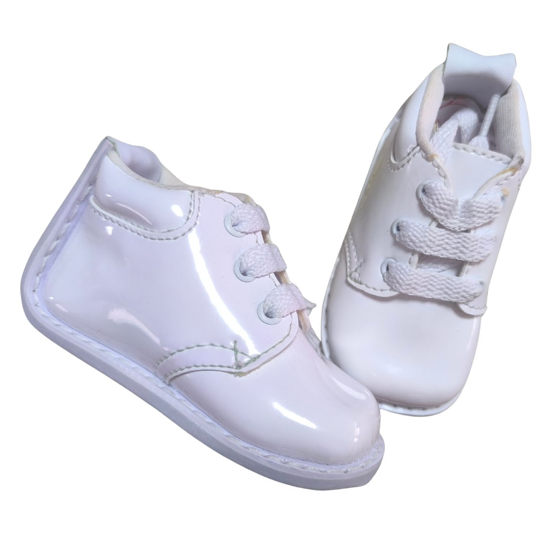Zapatos no tuerce blanco en charol para niño