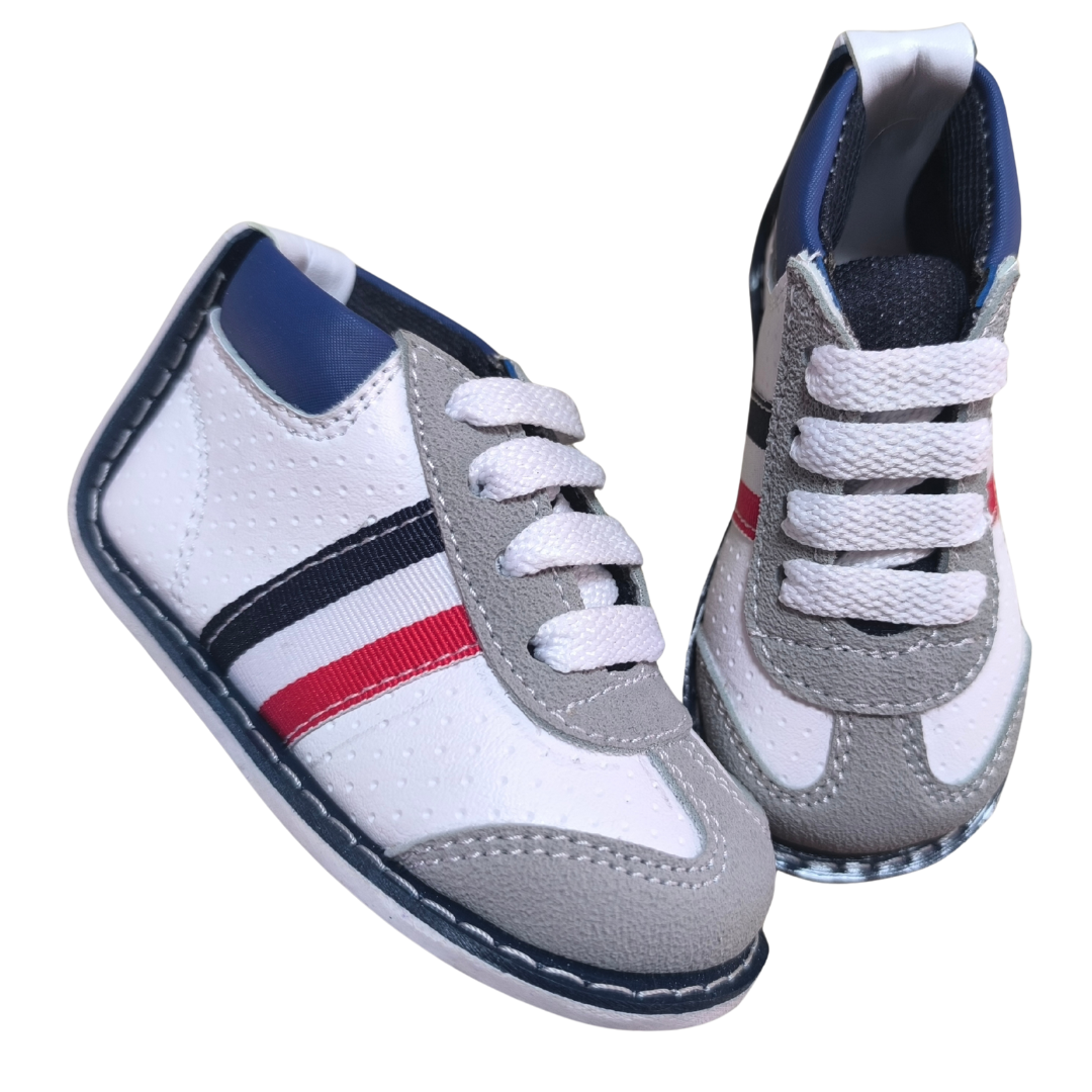 Tenis no tuerce blanco con azul y rojo para niño