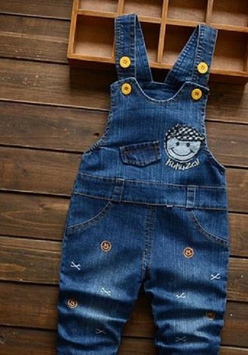 Overol en jean con apliques para niño