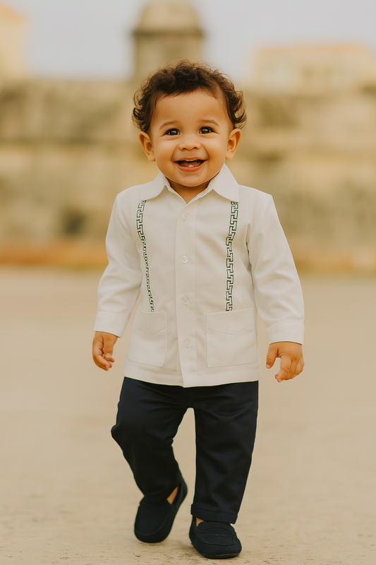 Conjunto formal con bordado en camisa para niño