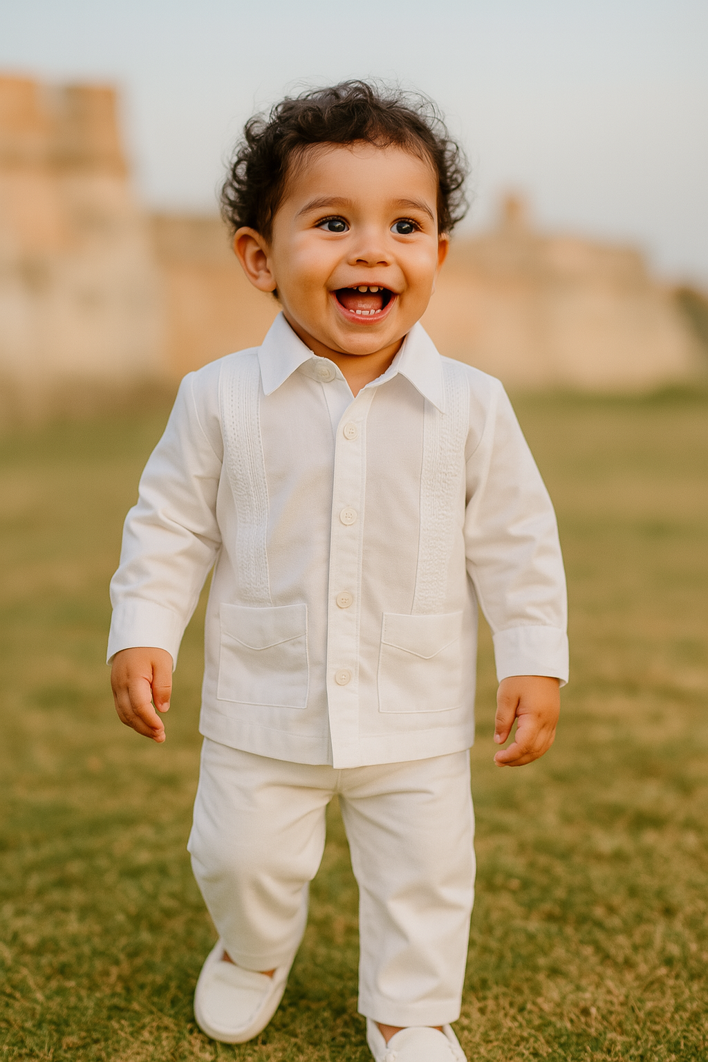 Conjunto formal con bordado en camisa para niño