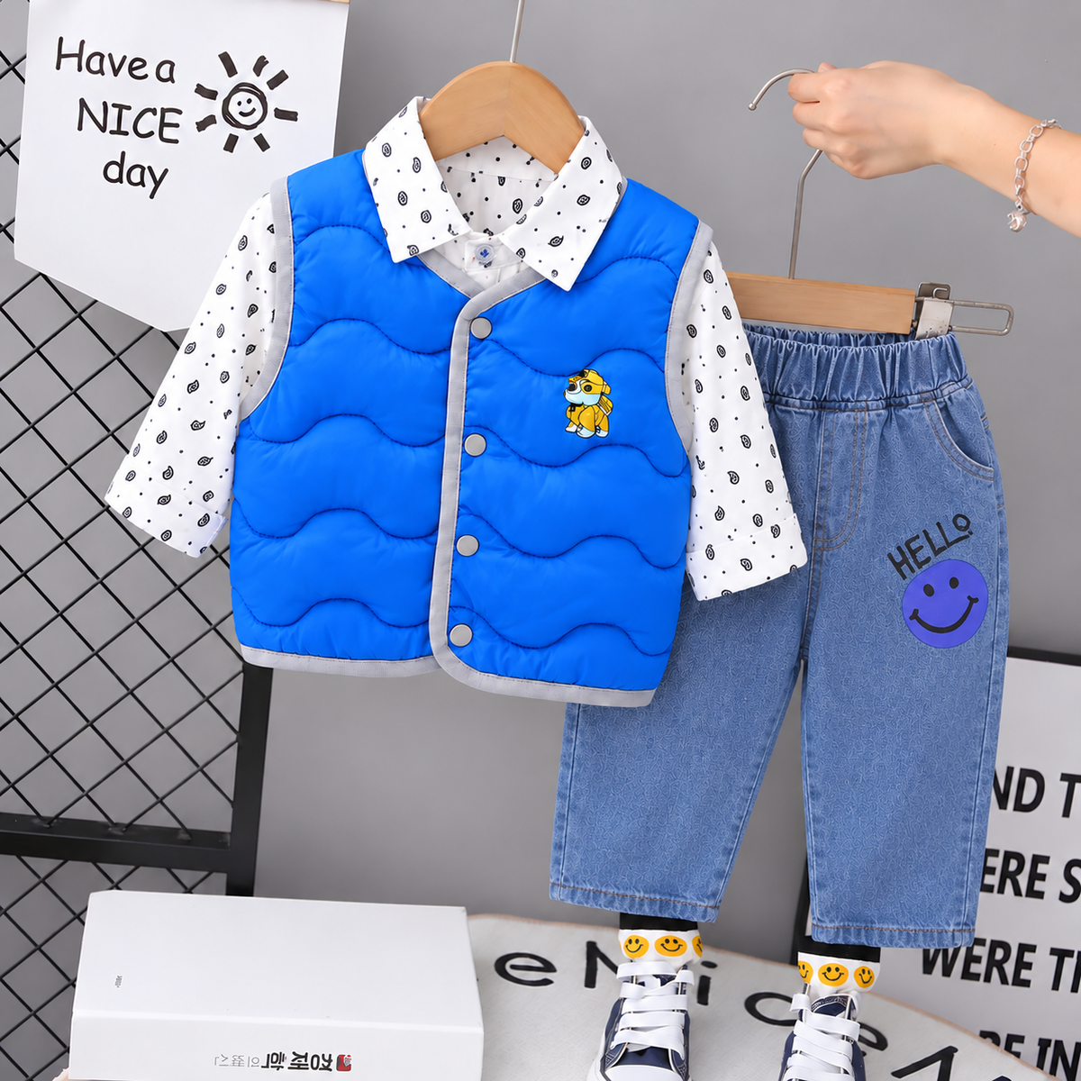 Conjunto con chaleco impermeable, camisa y jean para niño