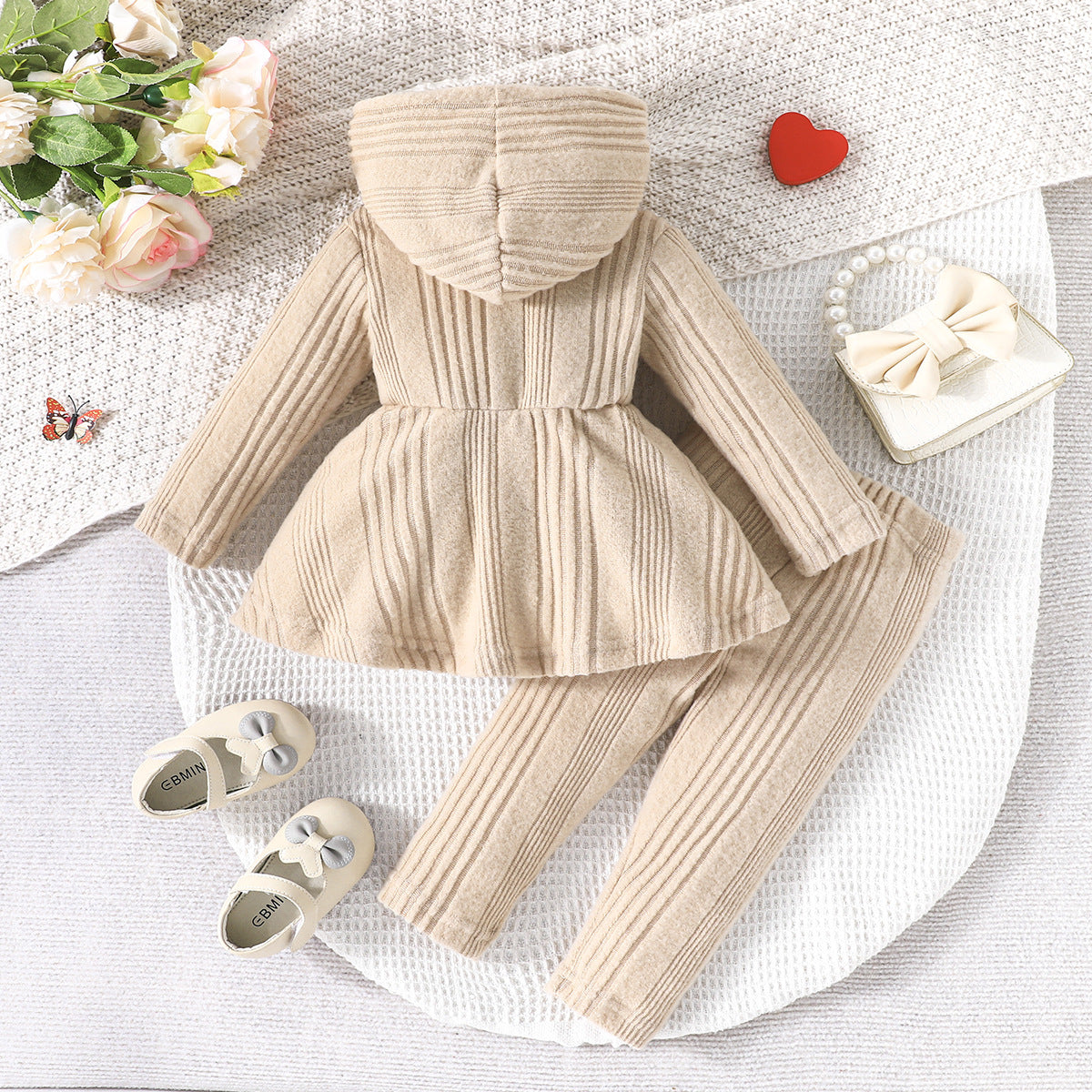 Conjunto en algodón con buzo de capota y pantalón para niña