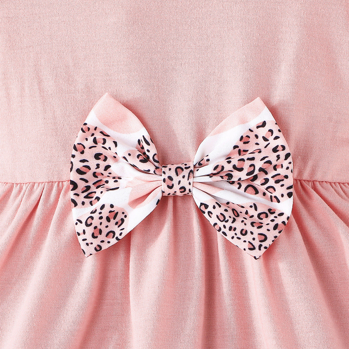 Conjunto con blusa y pantalón estampado para niña