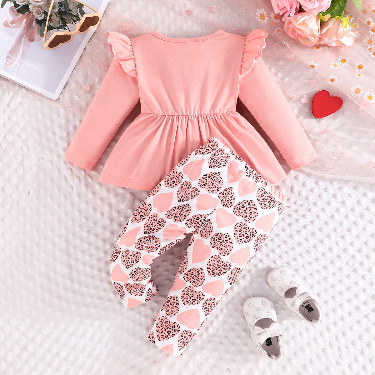 Conjunto con blusa y pantalón estampado para niña