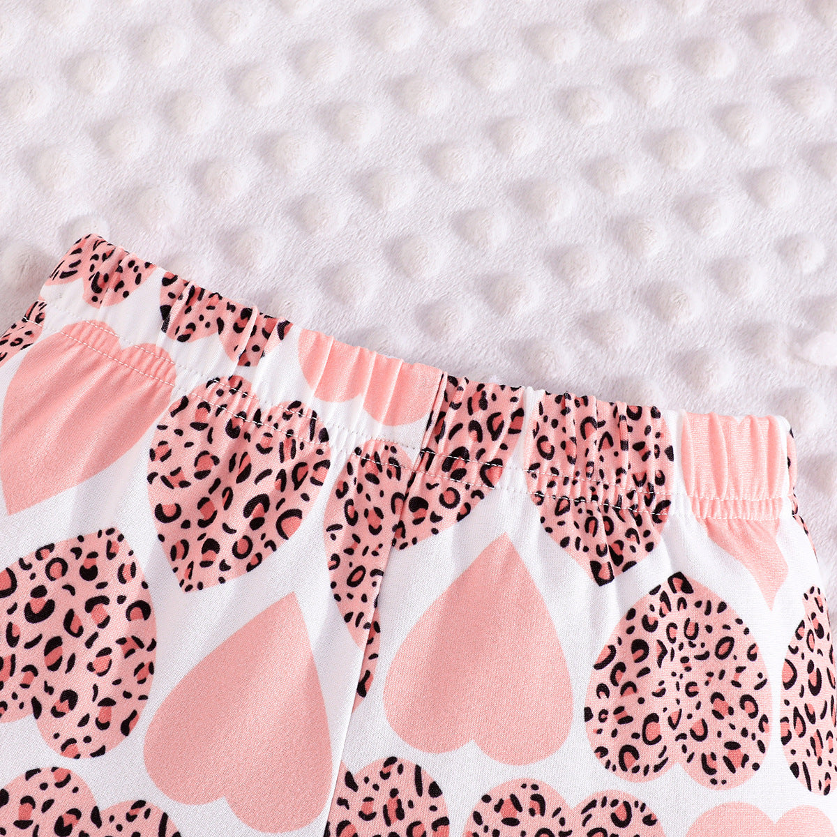 Conjunto con blusa y pantalón estampado para niña