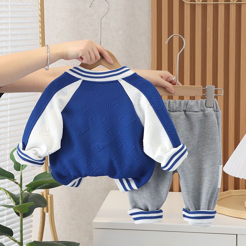 Conjunto chaqueta con relieve y gorra para niño