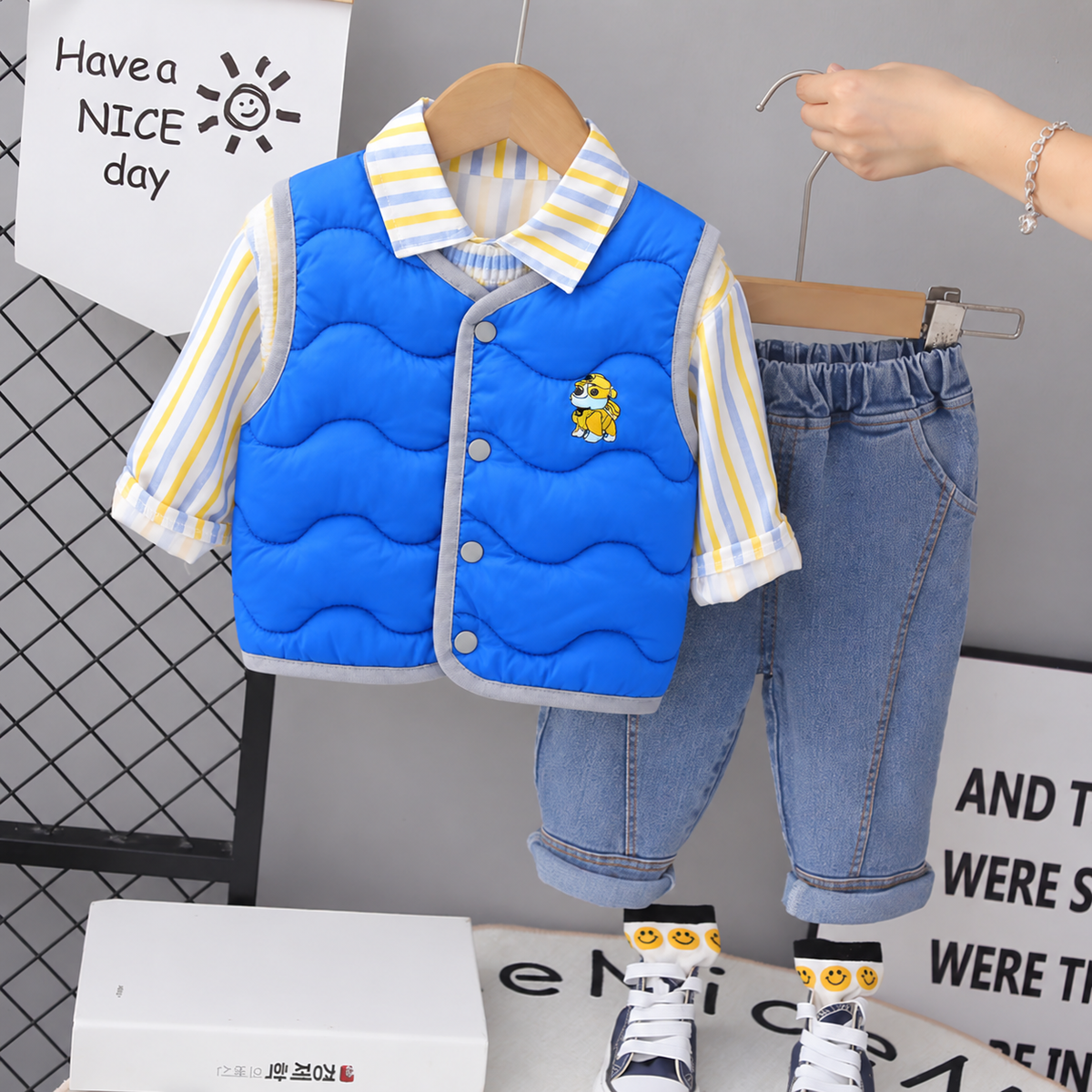 Conjunto con chaleco impermeable, camisa y jean para niño