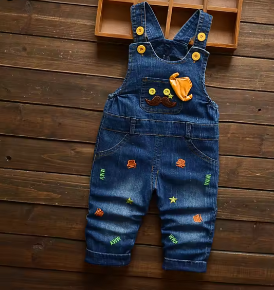 Overol en jean con apliques para niño