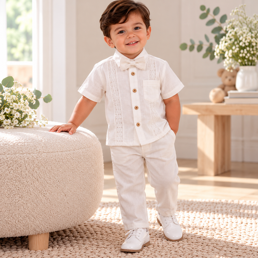 Conjunto guayabera con corbatín para niño